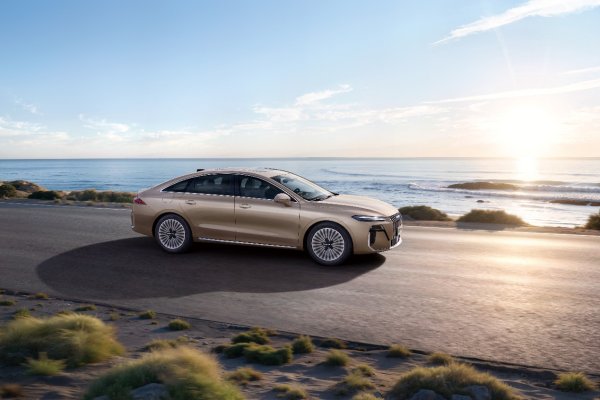 弘益配资 荣威 M7 DMH 全国展车就位, 焕新混动轿车市场